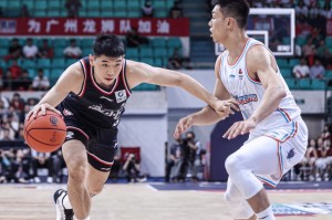 南宫电竞玩家-从Rookie在澳大利亚队比赛中险胜到广州队临场应变备战CBA常规赛，阿斯顿维拉围绕全明星赛队长鼓劲(阿斯顿维拉vs年轻人)